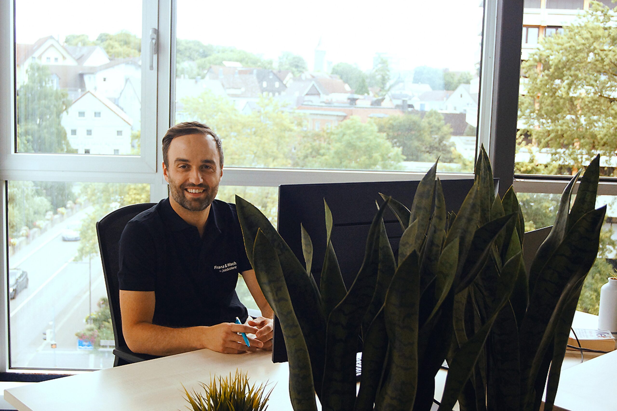 Dr. Wessendorf genießt den Ausblick über Crailsheim in seinem neuen Büro